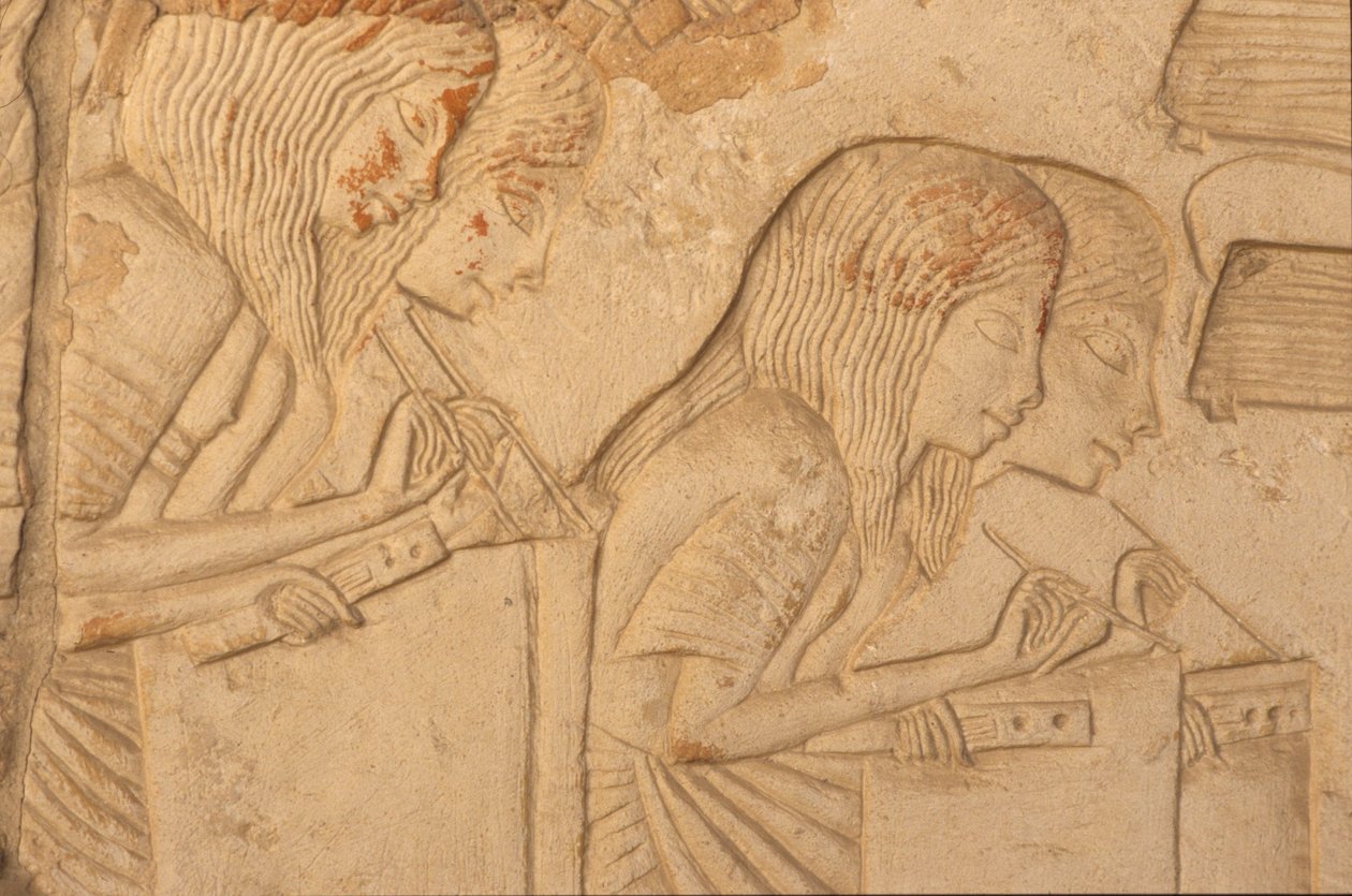 Relief, das Schreiber bei der Arbeit darstellt, aus dem Grab von Horemheb (ca. 1323-1295 v. Chr.) Neues Reich (Wandmalerei) (Detail von 218338) von Egyptian 18th Dynasty