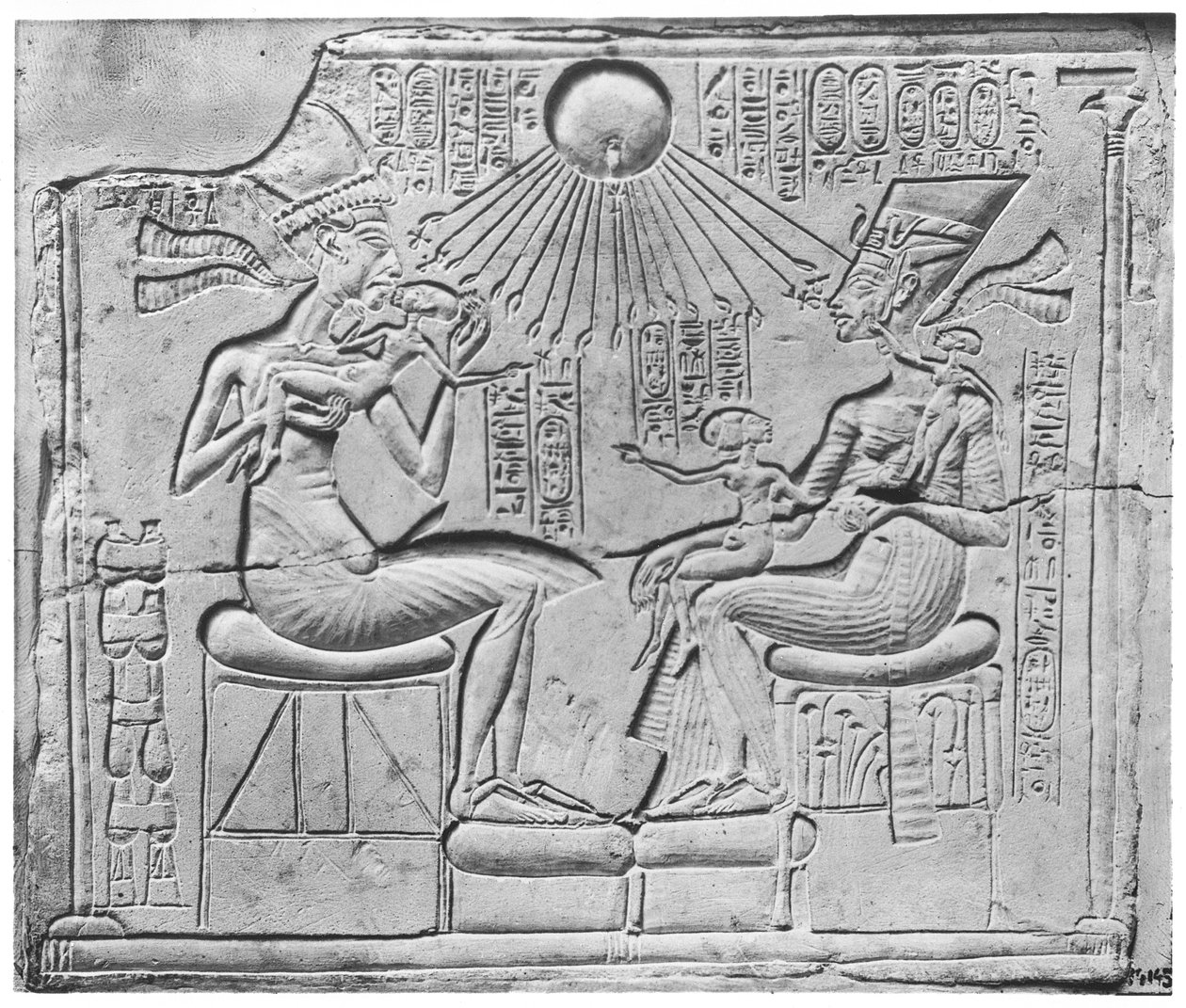Relief, das den Aten zeigt, wie er Amenophis IV. (Echnaton) (ca. 1352-1336 v. Chr.), seine Frau Nofretete und drei ihrer Töchter Leben und Wohlstand verleiht, aus Tell el-Amarna, Neues Reich, ca. 1375-1354 v. Chr. von Egyptian 18th Dynasty