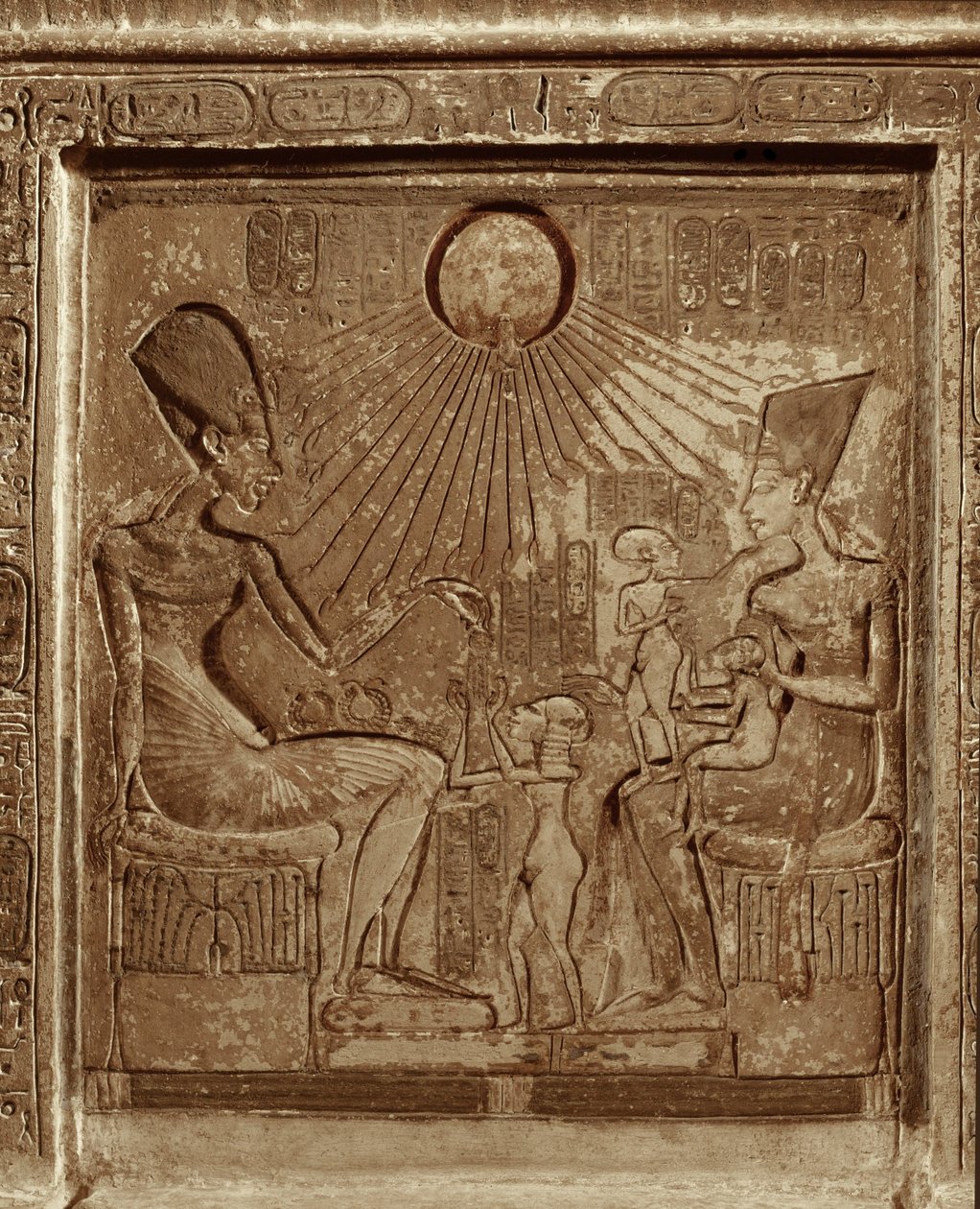Das Familienleben des Pharaos Amenophis IV. Echnaton, Königin Nofretete und 3 Töchter beten zur Sonne (Relief) von Egyptian 18th Dynasty