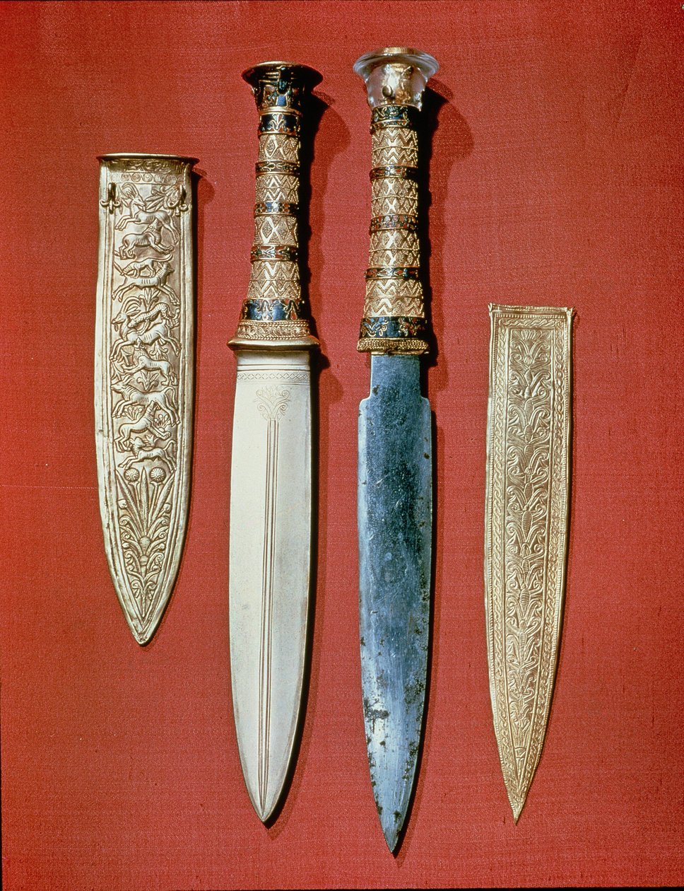 Die zwei Dolche des Königs, aus dem Grab von Tutanchamun (ca. 1370-52 v. Chr.) Neues Reich (Gold und Eisen) von Egyptian 18th Dynasty