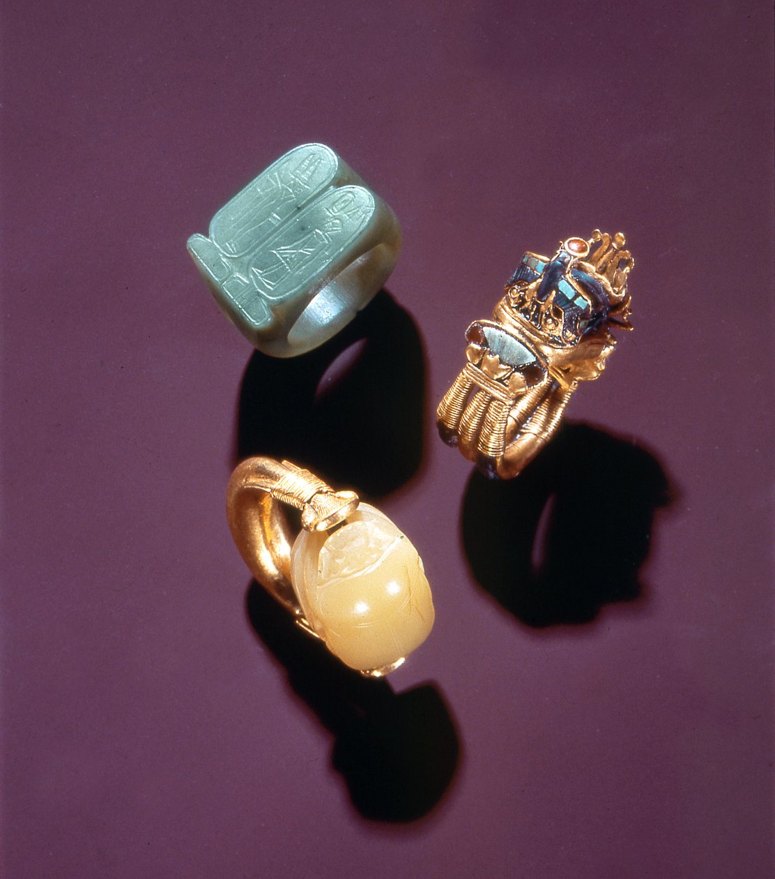 Drei Ringe, aus dem Grab von Tutanchamun (ca. 1370-1352 v. Chr.) Neues Reich (Gold) von Egyptian 18th Dynasty