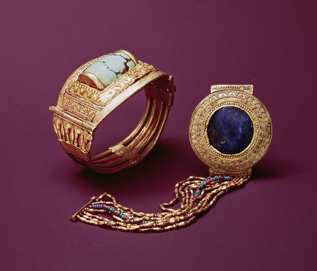 Zwei Armbänder, aus dem Grab von Tutanchamun (ca. 1370-1352 v. Chr.) Neues Reich von Egyptian 18th Dynasty