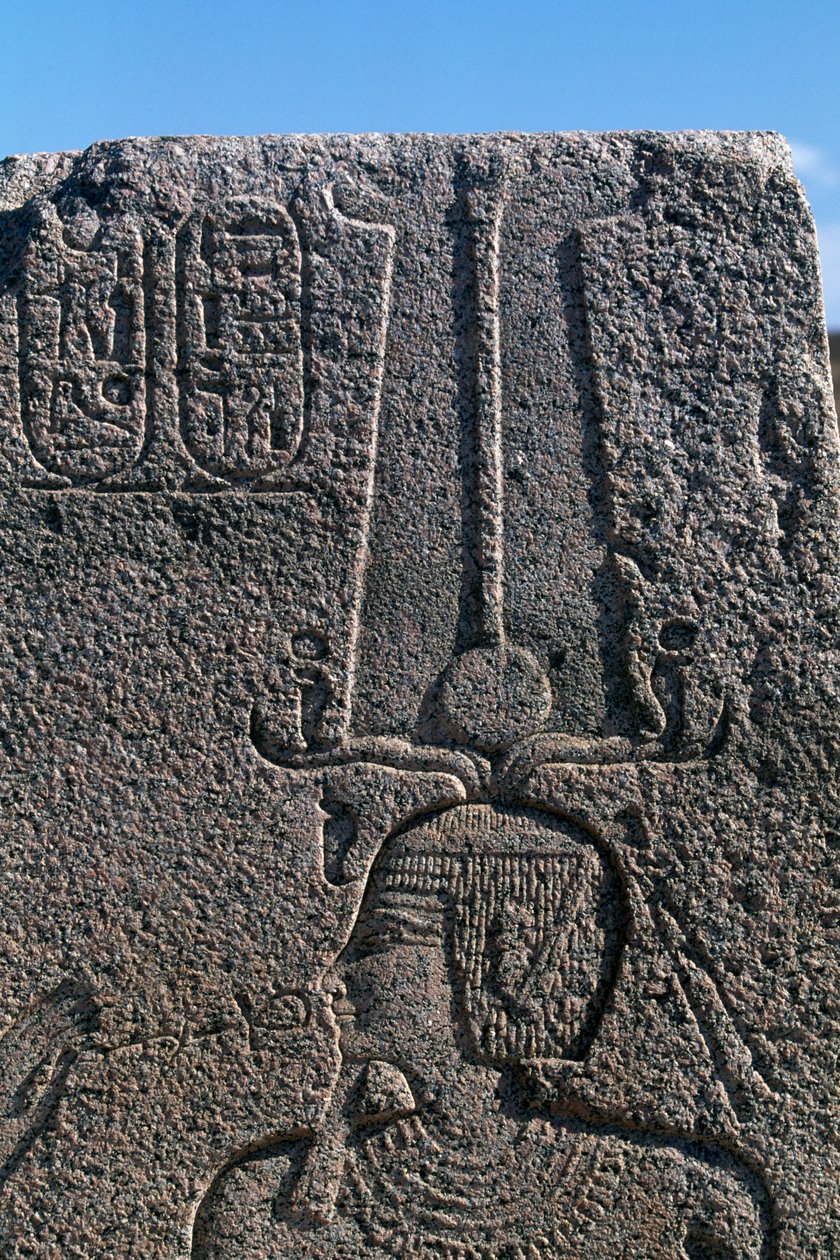 Block mit Reliefs und Inschriften von Ramses II, Großer Tempel von Amun, Tanis, Ägypten, ägyptische Zivilisation, Neues Reich, Dynastie XIX von Egyptian 19th Dynasty