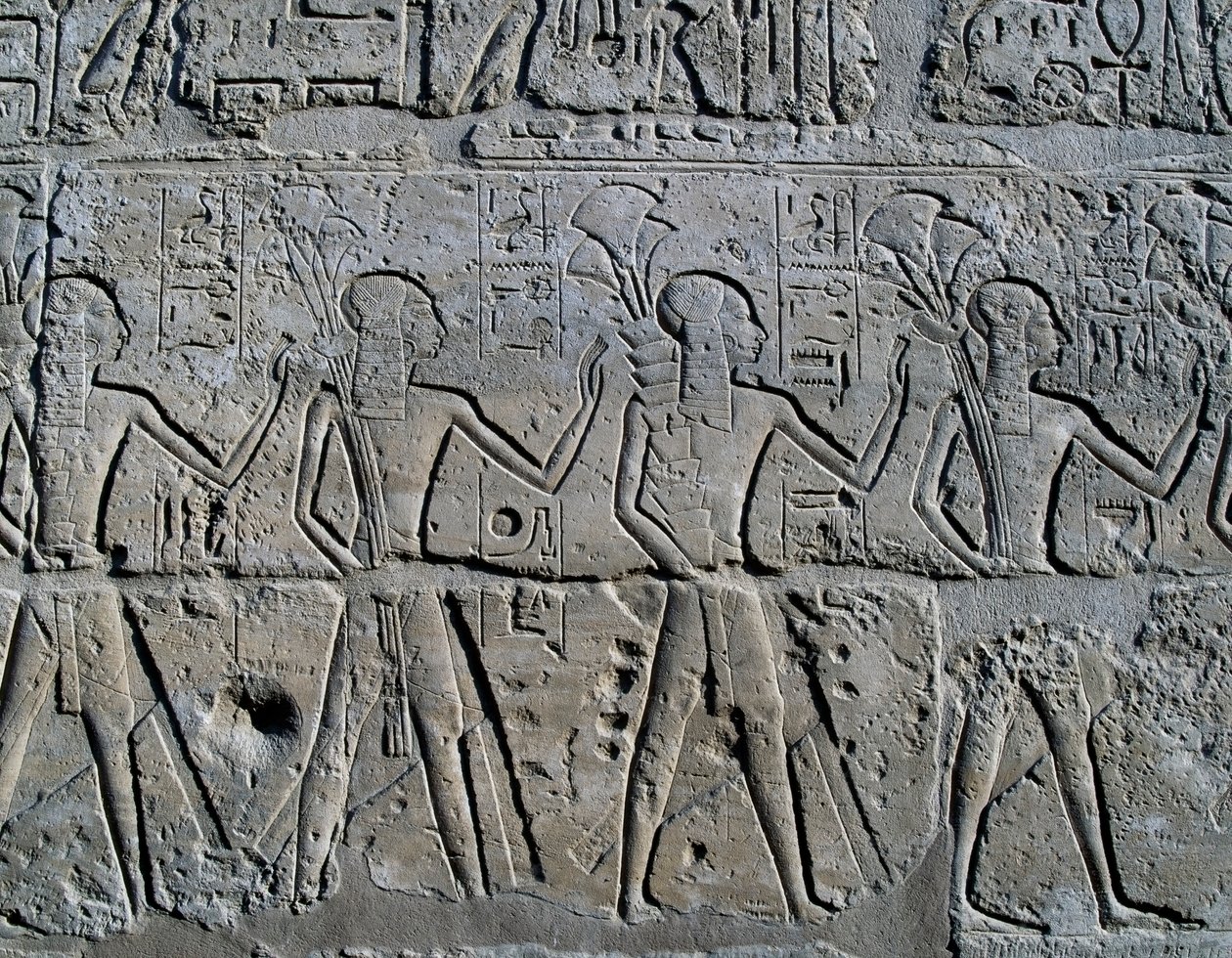 Figuren, die Bergbaudistrikte symbolisieren und ihre Tribute an den Gott bringen, Relief, Hof von Ramses II., Tempel des Amun (Unesco-Welterbeliste) von Egyptian 19th Dynasty