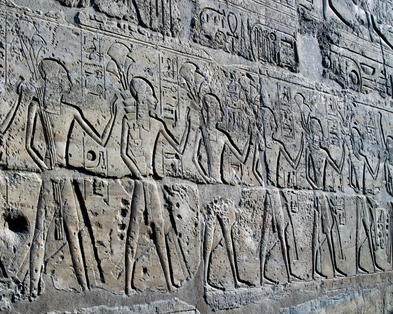 Figuren, die Bergbaudistrikte symbolisieren und ihre Tribute an Gott bringen, Relief, Ramesses II. Hof, Tempel von Amun (Unesco-Weltkulturerbe) von Egyptian 19th Dynasty