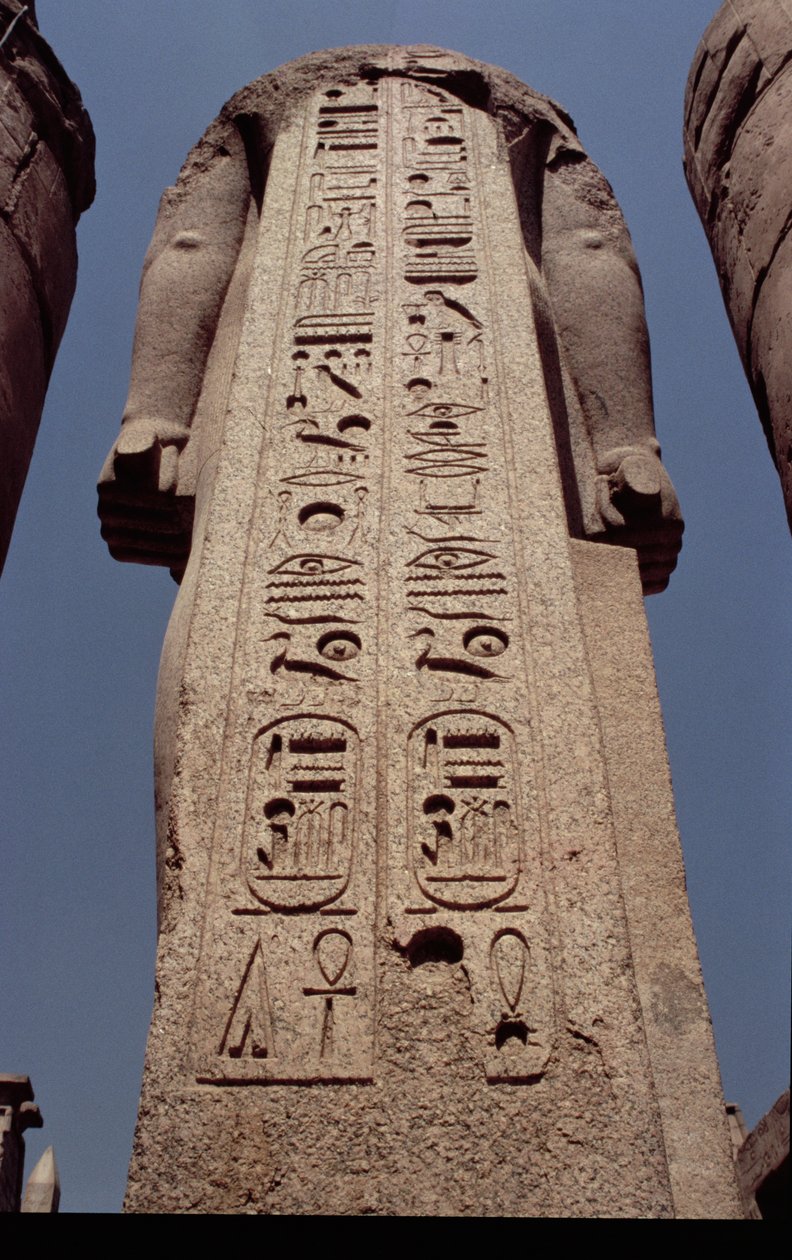 Säule mit Waffen, die das Kartusche von Ramses II. (1298-32 v. Chr.) darstellen, Neues Reich, ca. 1297-1185 v. Chr. von Egyptian 19th Dynasty