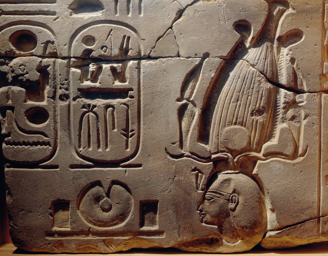 Ägypten, Luxor, Antikes Theben, Assasif-Tal, Fragment eines Reliefs, das Ramses II. und Kartuschen darstellt von Egyptian 19th Dynasty