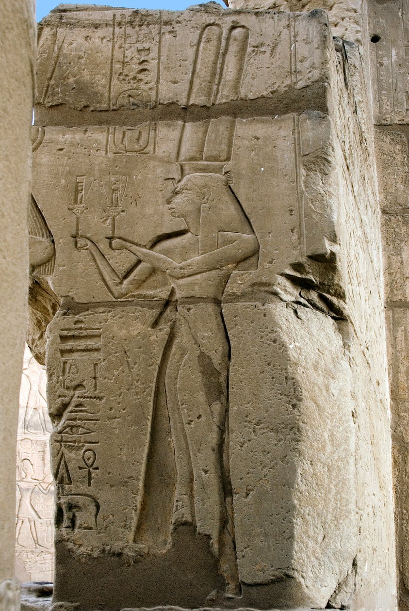 Ägyptische Antiquität: Detail von Reliefs, die die Göttin Hathor darstellen, die Sistren in ihren Händen hält, Begräbnistempel, der dem Pharao Ramses II. (1279-1213 v. Chr.) gewidmet ist, Standort des Ramasseum (Ramesseum) in Luxor, Ägypten von Egyptian 19th Dynasty