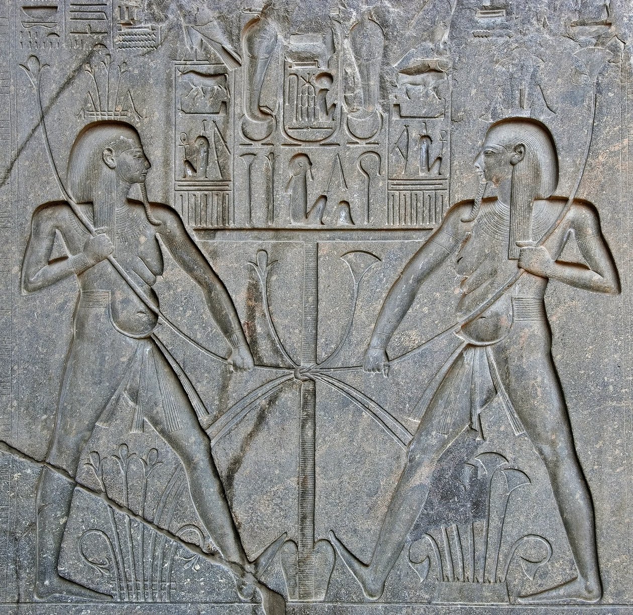 Ägyptische Antiquität: Detail des Sockels der Statue des Pharao Ramses II. (1292-1186 v. Chr.), die die Vereinigung von Ober- und Unterägypten darstellt. Tempel von Luxor. Ostufer (Theben), Ägypten von Egyptian 19th Dynasty