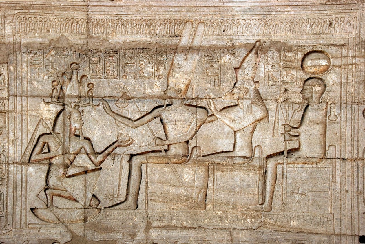Ägyptische Antiquität: Relief, das Pharao Ramses II. vor den Gottheiten der thebanischen Triade, Amon, Mut und Khonsu darstellt; Totentempel von Ramses II., Ramesseum, Luxor, Ägypten von Egyptian 19th Dynasty