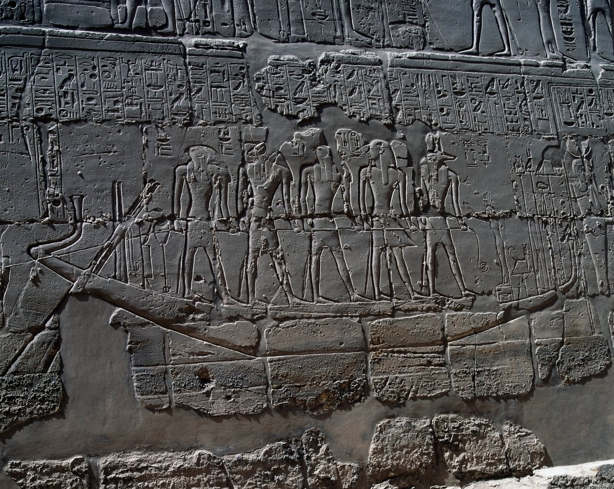 Totenboot, Detail aus Szenen von Opfergaben an Götter, Relief, Innenwände der Großen Hypostylhalle, Karnak-Tempelkomplex (Unesco-Welterbeliste) von Egyptian 19th Dynasty