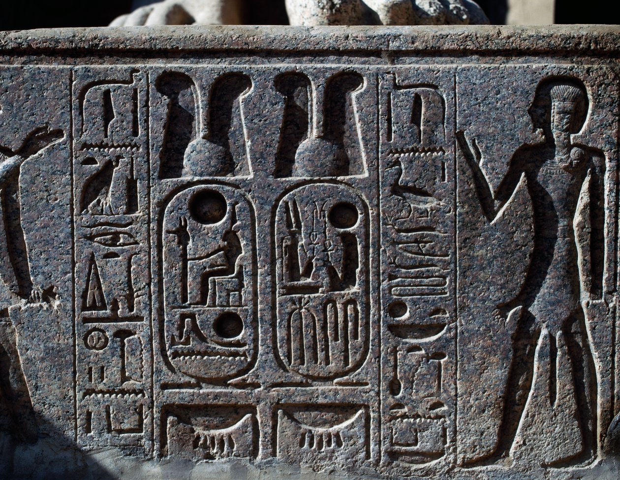Hieroglyphen, Detail des Hufs der kolossalen Statue des Königs, Ramesses II Hof, Tempel des Amun (Unesco-Welterbeliste) von Egyptian 19th Dynasty
