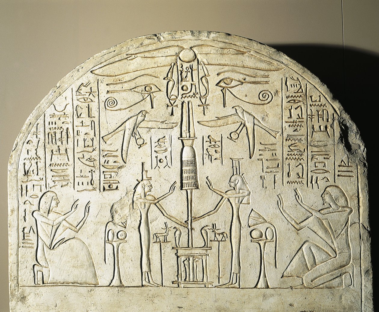 Kalksteinstele von Perinefer, mit Isis und Neftis, die ein Fetisch verehren, das Osiris darstellt, aus Abydos, Regierungszeit von Ramses II. von Egyptian 19th Dynasty