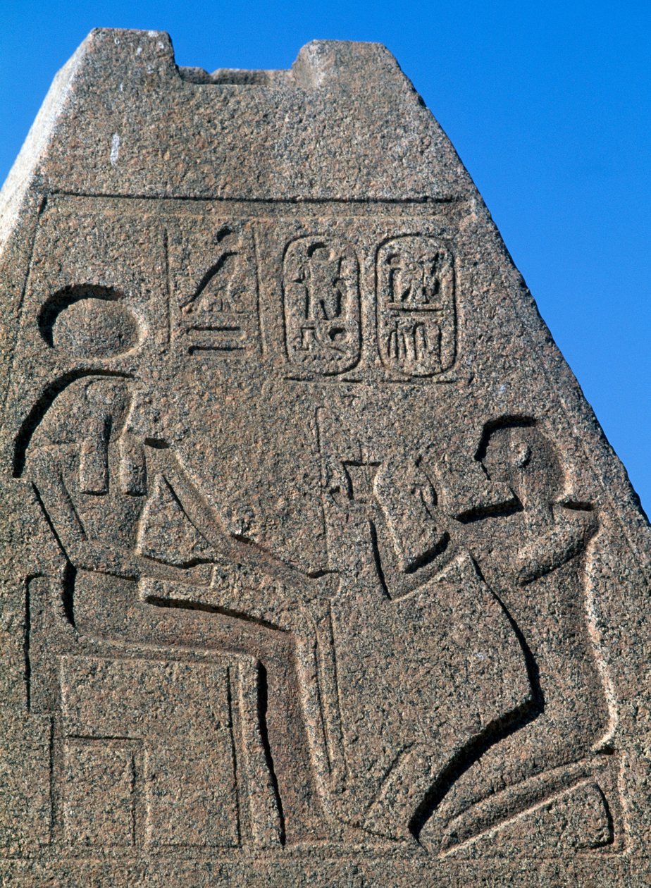 Obelisk mit Reliefs und Inschriften von Ramses II., Großer Tempel des Amun, Tanis, Ägypten, ägyptische Zivilisation, Neues Reich, Dynastie XIX von Egyptian 19th Dynasty