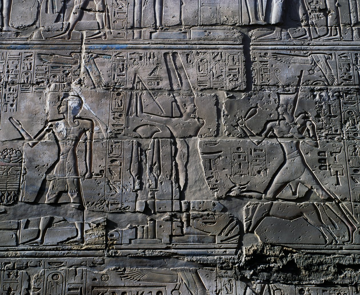 Königin Hatschepsut vor Gott Amun, Detail von Szenen der Opfergaben an die Götter, Relief, Innenwände der Großen Hypostylhalle, Karnak-Tempelkomplex (Unesco-Welterbeliste) von Egyptian 19th Dynasty