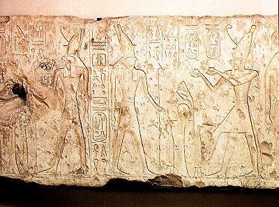 Relief, das Ramses II. (1279-1213 v. Chr.) darstellt, der rituelle Opfergaben an die Familie des Osiris macht, (Detail) der rechten Seite mit Ramses, der zwei Flaschen Wein an Horus opfert, aus Abydos, Neues Reich von Egyptian 19th Dynasty