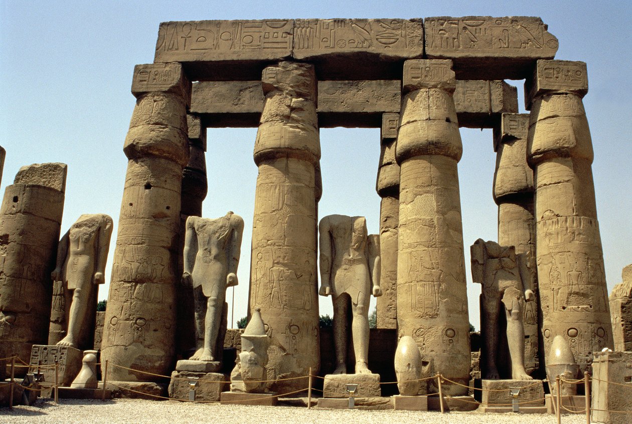 Statuen von Ramses II. (1298-32 v. Chr.) und Papyrussäulen im Peristylhof, Neues Reich, ca. 1297-1185 v. Chr. von Egyptian 19th Dynasty