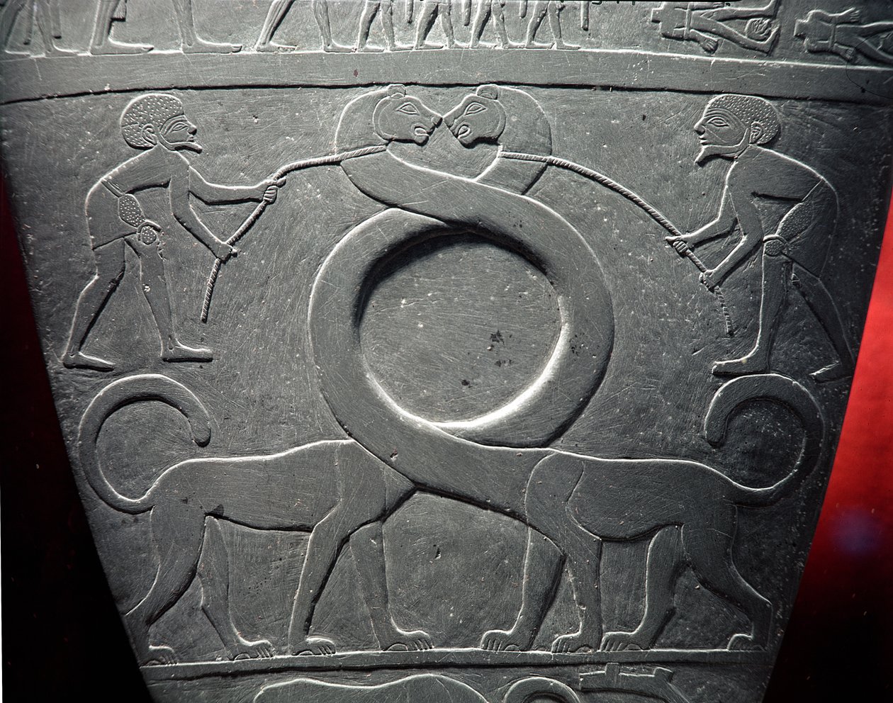 Die Narmer-Palette: Zeremonialpalette, die ein Paar langhalsiger Katzen an Leinen zeigt, gefunden in Hierakonpolis, Frühdynastische Periode, ca. 3000 v. Chr. (Detail) von Egyptian 1st Dynasty