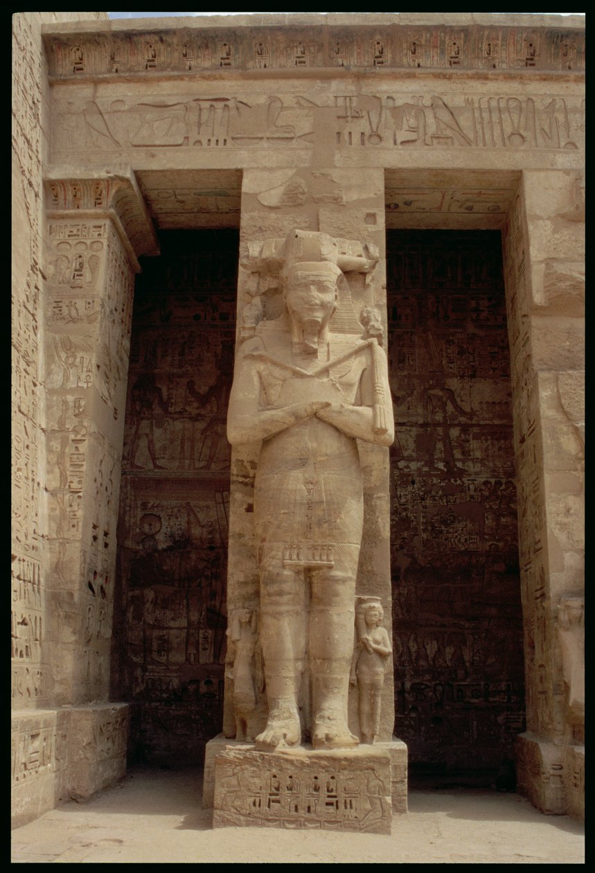 Eine der stehenden Figuren von Ramses III. (ca. 1184-1153 v. Chr.) als Gott Osiris, Ostseite des ersten Hofes oder der Halle der Erscheinungen, des Totentempels von Ramses III., Neues Reich, ca. 1185-10 von Egyptian 20th Dynasty