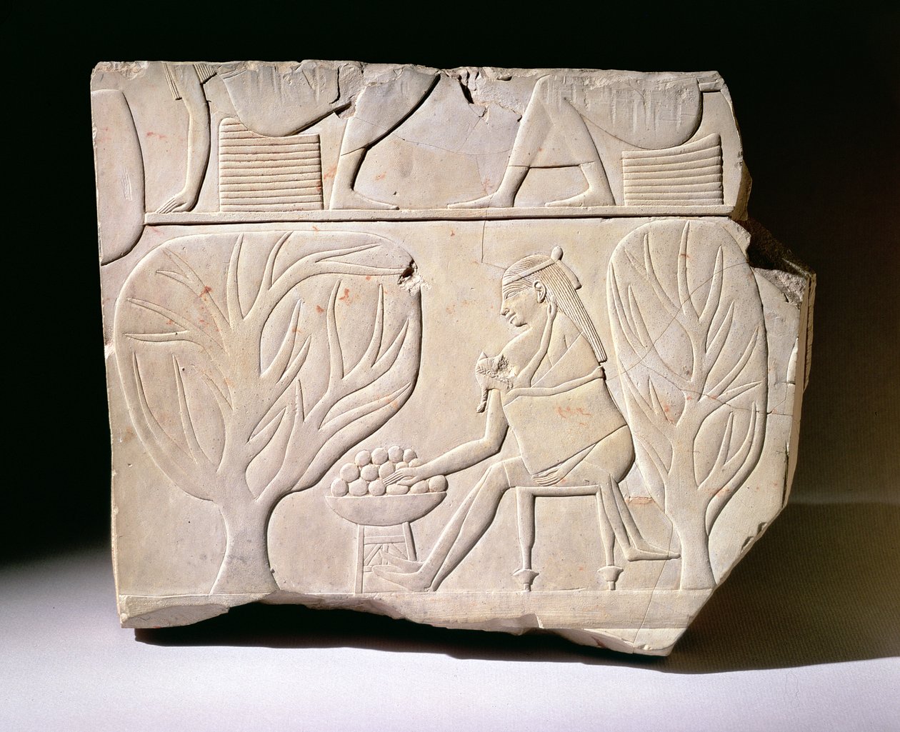 Relief einer Frau mit Kind, das nach einer Sykomorenfeige greift, aus dem Grab von Montuemhat, West-Theben, Spätzeit von Egyptian 25th Dynasty