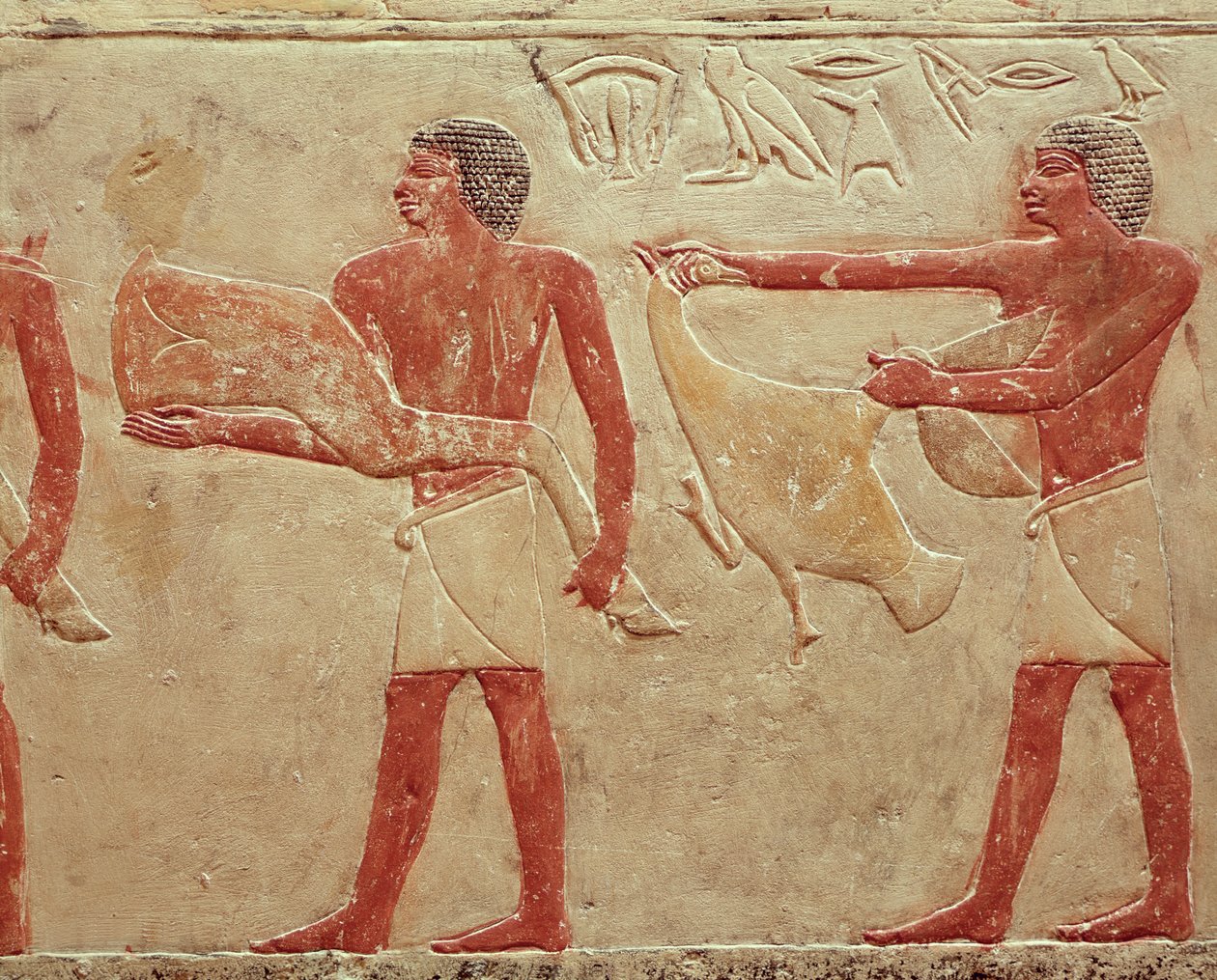Relief, das Diener darstellt, die ein Rinderkeule und eine Ente tragen, aus dem Grab der Prinzessin Idut, Altes Reich, ca. 2330 v. Chr. von Egyptian 6th Dynasty