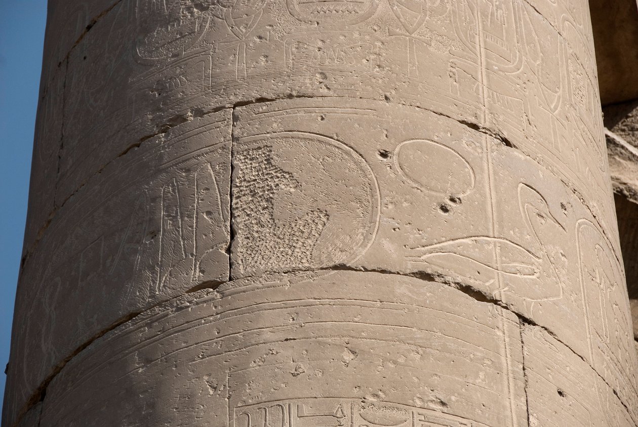 Ägyptische Antike: Detail einer Säule mit gelöschtem Kartuschen wegen der „damnatio memoriae“, Löschung der Kartuschen einiger Pharaonen, die von ihren Nachfolgern als ketzerisch angesehen wurden, Tempel von Luxor. Ostufer (Theben), Ägypten von Egyptian Egyptian