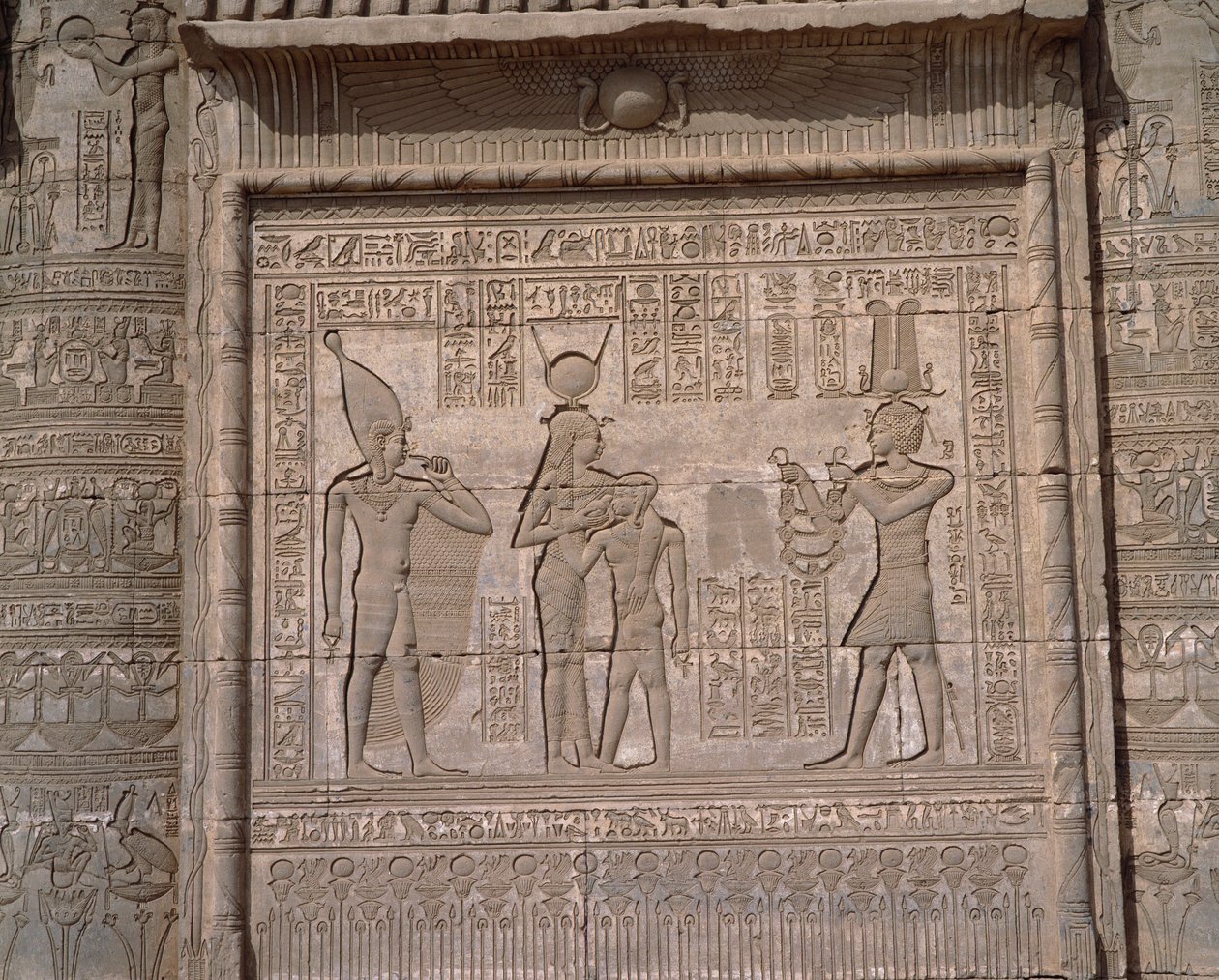Ägyptische Antike: Ansicht der Flachreliefs des Tempels der Göttin Hathor in Denderah von Egyptian Egyptian