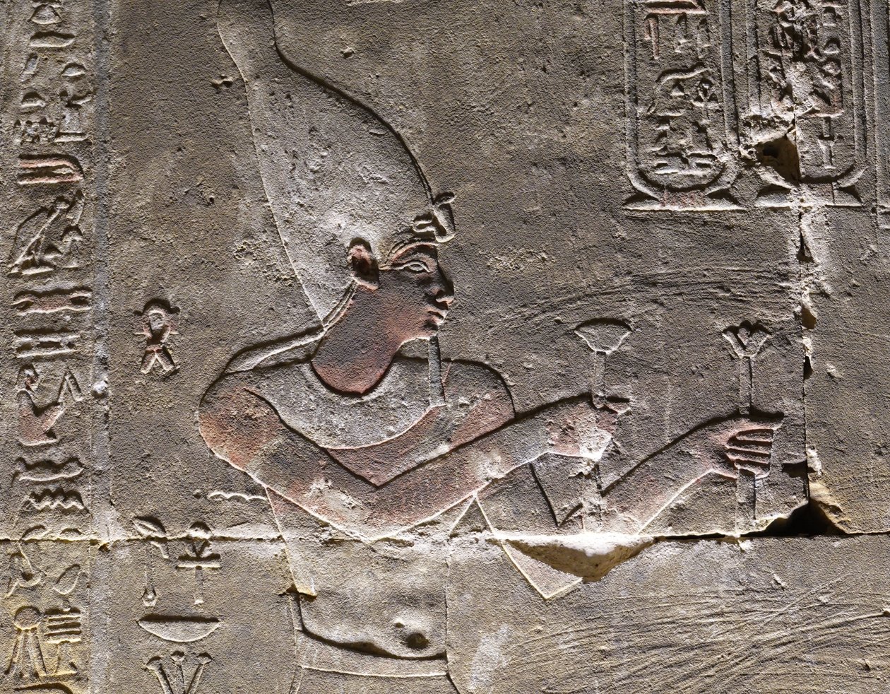 Der Pharao trägt die Hedjet, Tempel von Horus in Edfu von Egyptian Egyptian