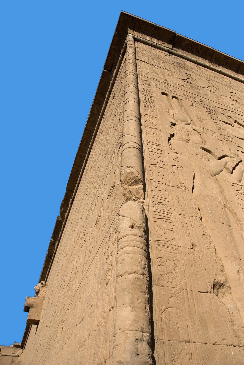 Ägyptische Antiquität: Ecke der Rückwand des Tempels der Göttin Hathor (rechts Darstellung von Kleopatra), Denderah, Ägypten von Egyptian Ptolemaic Period