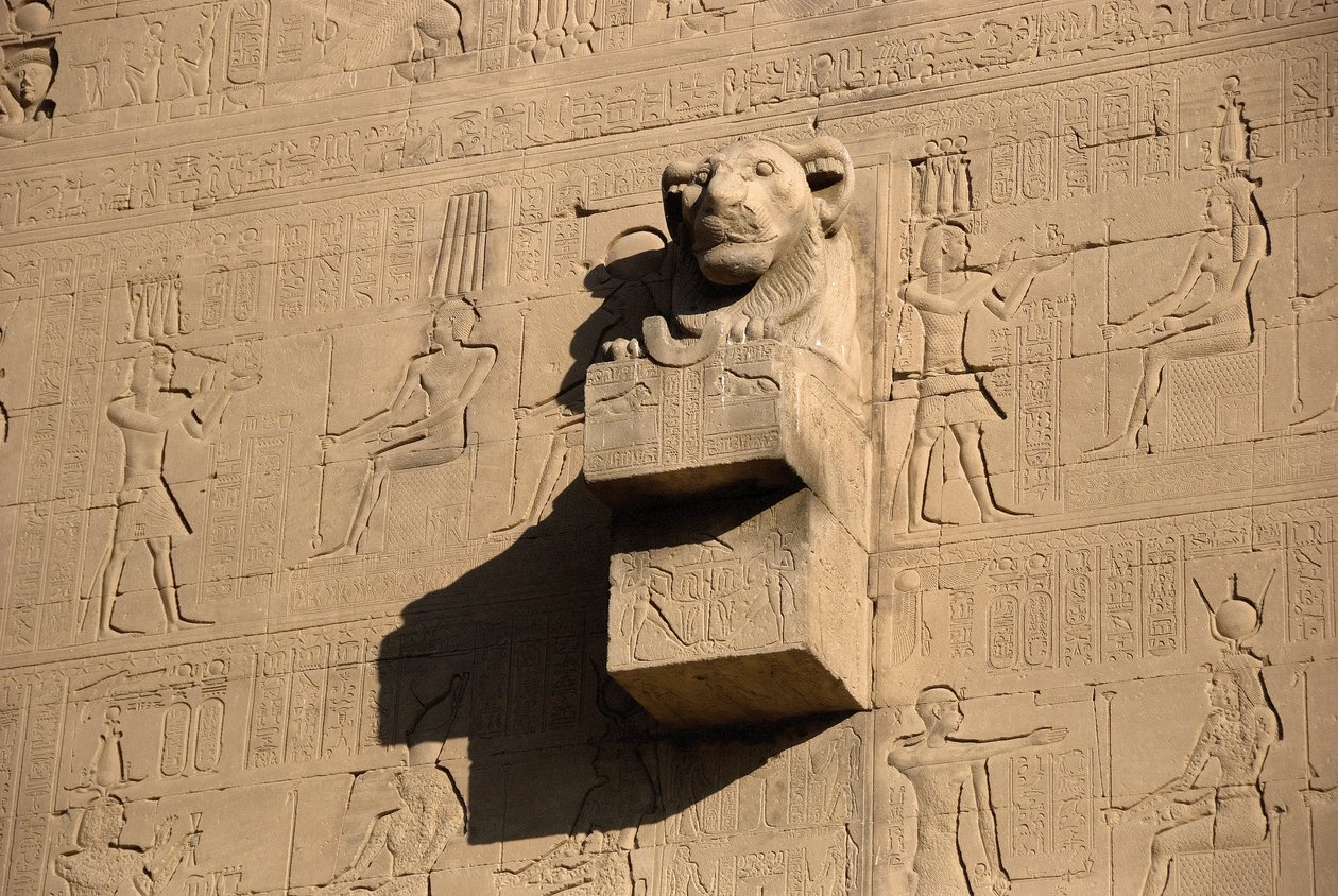 Ägyptische Antike: Löwenkopf-Wasserspeier, Tempel der Hathor, Denderah, Ägypten von Egyptian Ptolemaic Period