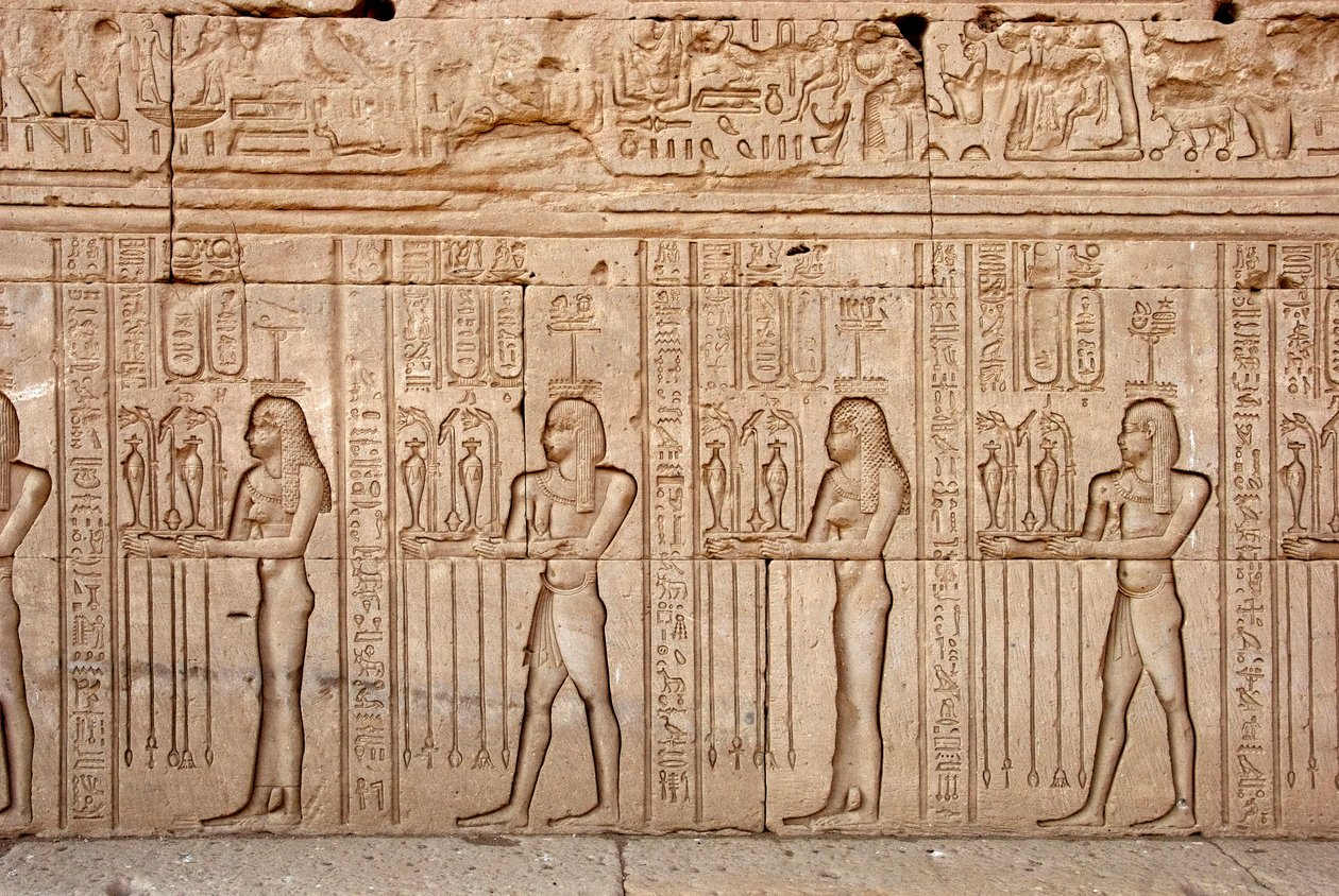Ägyptische Antiquität: Opfergaben und Tributen an die Göttin, Hathor-Tempel, Denderah, Ägypten von Egyptian Ptolemaic Period