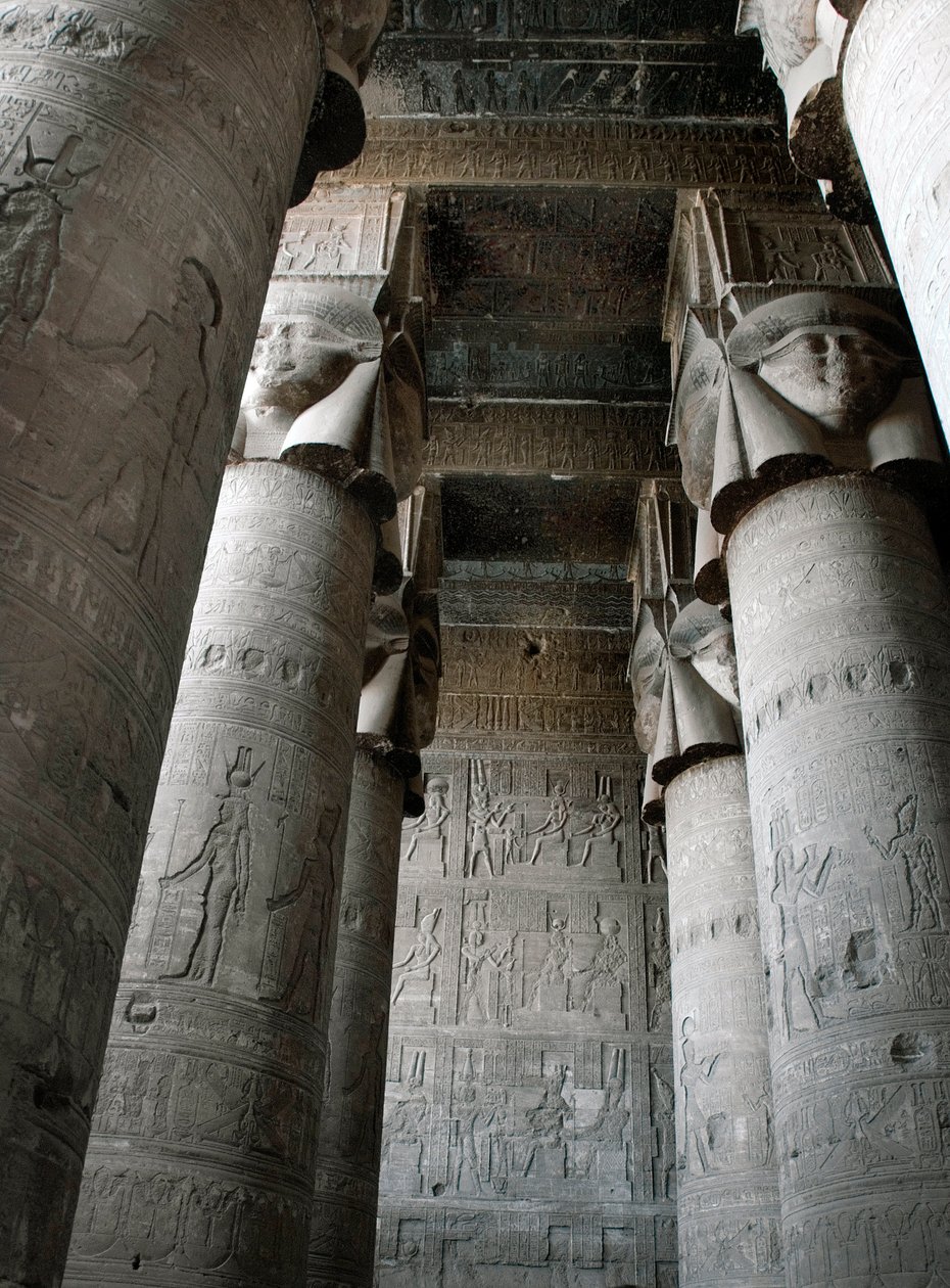 Ägyptische Antike: Teilansicht des Hypostylraums mit Säulen, die mit der Darstellung der Göttin Hathor dekoriert sind. Tempel von Hathor, Denderah, Ägypten von Egyptian Ptolemaic Period