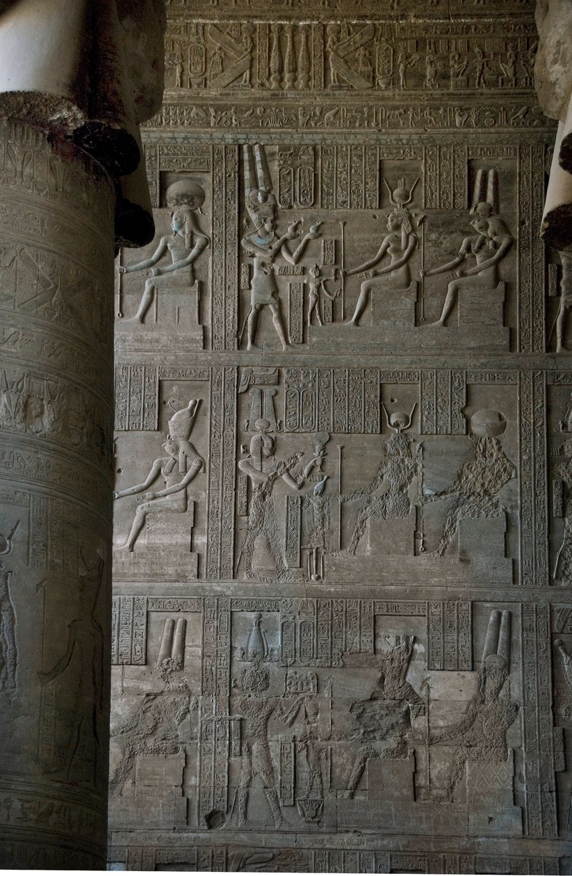 Ägyptische Antiquitäten: Reliefs im Hypostylraum des Tempels, der der Göttin Hathor gewidmet ist, Denderah, Ägypten von Egyptian Ptolemaic Period