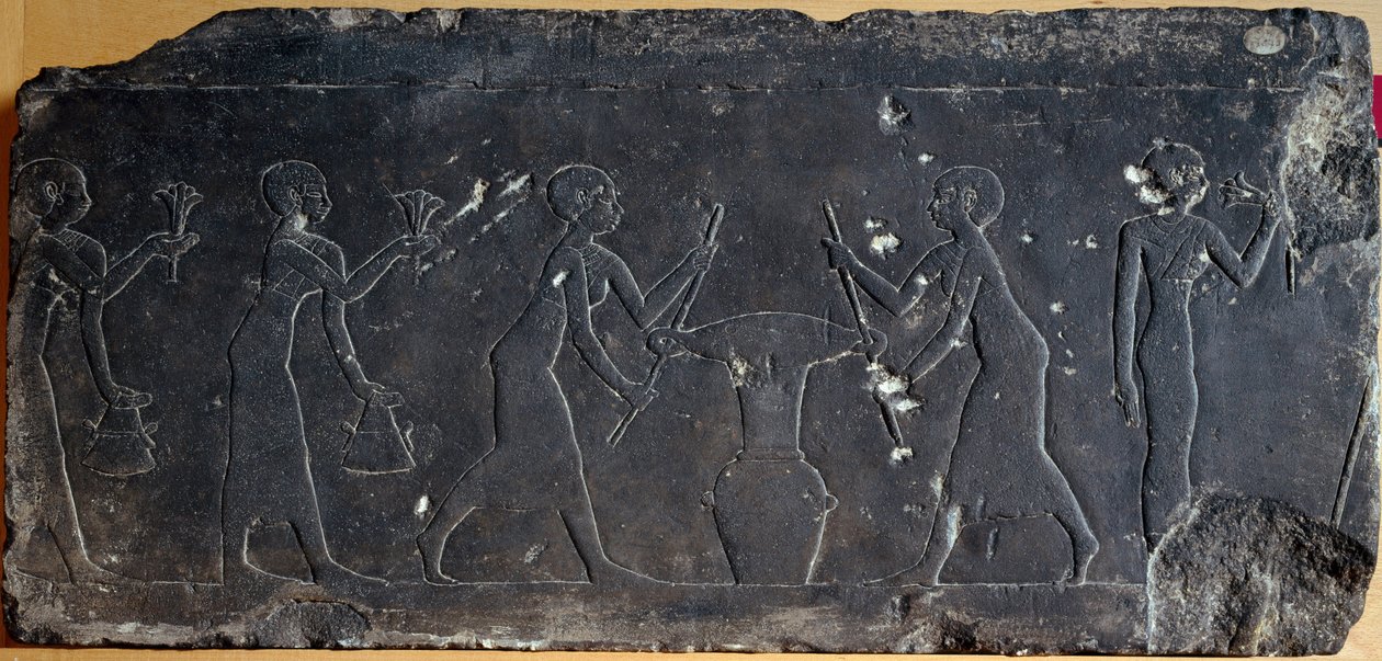 Ägyptische Antiquität: Kalksteinplatte mit Flachrelief, das das Pressen von Lotusblumen darstellt, 8. bis 7. Jahrhundert v. Chr. (Relief) von Egyptian School