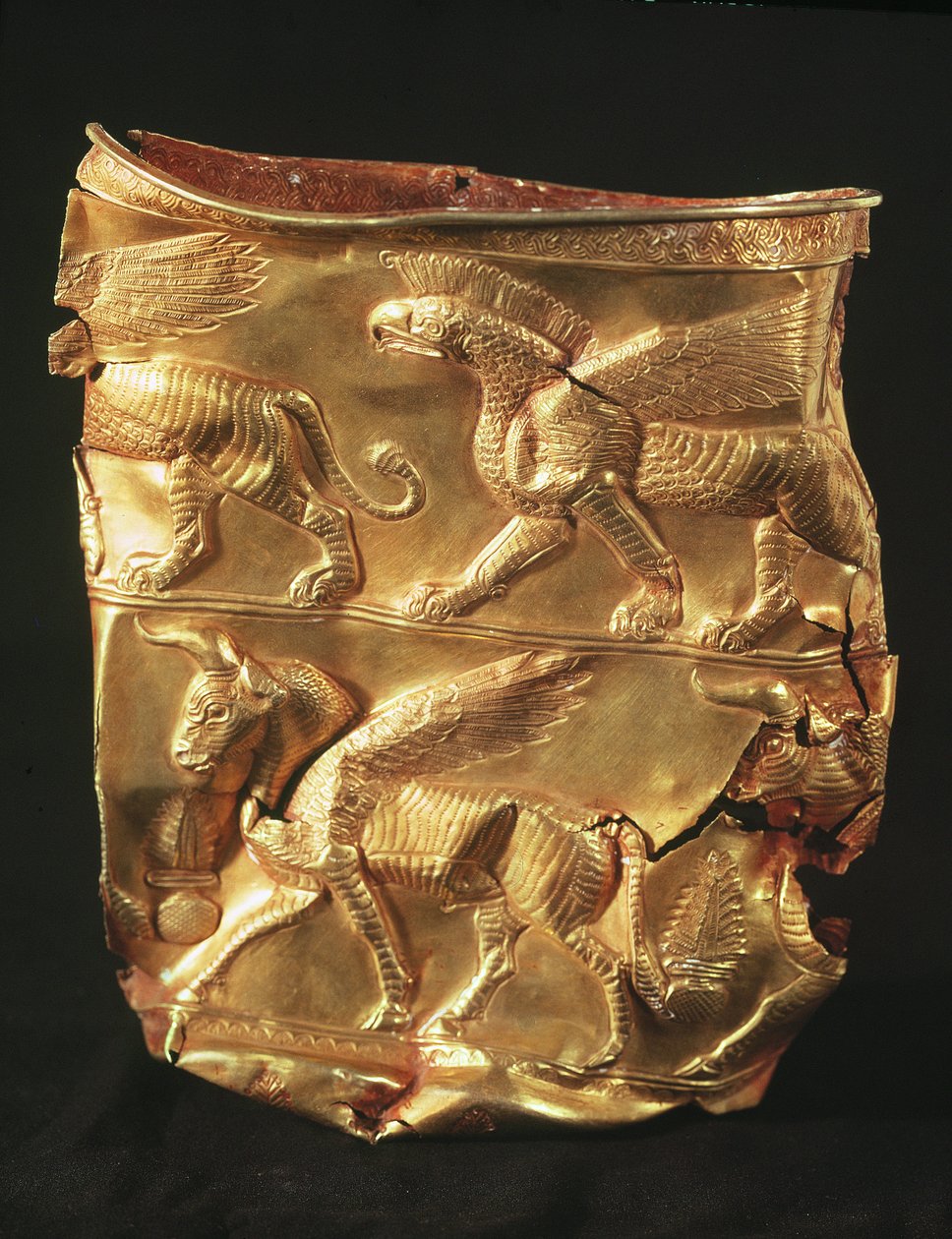 Becher, verziert mit geflügeltem Stier und Monstern mit Adlerköpfen, aus Marlik, Iran (Gold) von Elamite