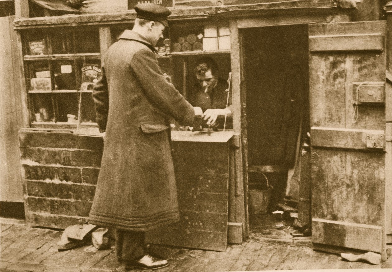 Ein Chauffeur übergibt einem Schuster ein Paar Stiefel, Mayfair von English Photographer