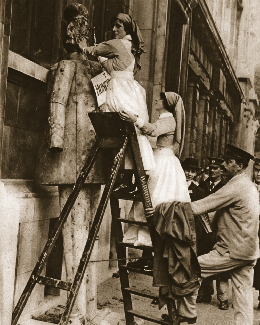 Eine Krankenschwester im Krankenhaus, die ihre übliche Rolle umkehrt: den Feind in Stepney hämmern, Illustration aus The Illustrated War News, 27. September 1916 von English Photographer