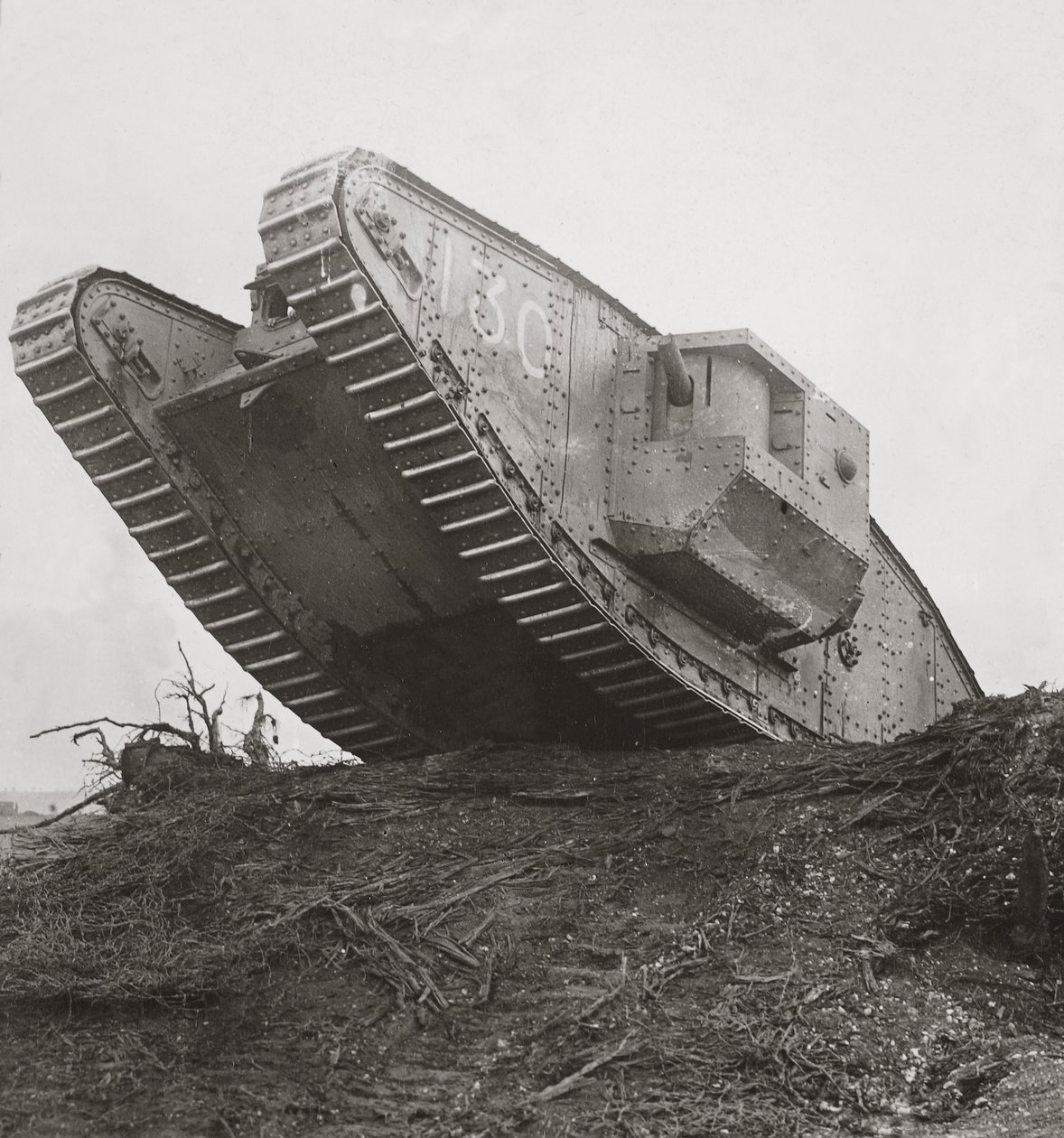 Ein Panzer führt die Infanterie in die Schlacht und durchbricht die Drahtverhaue von English Photographer