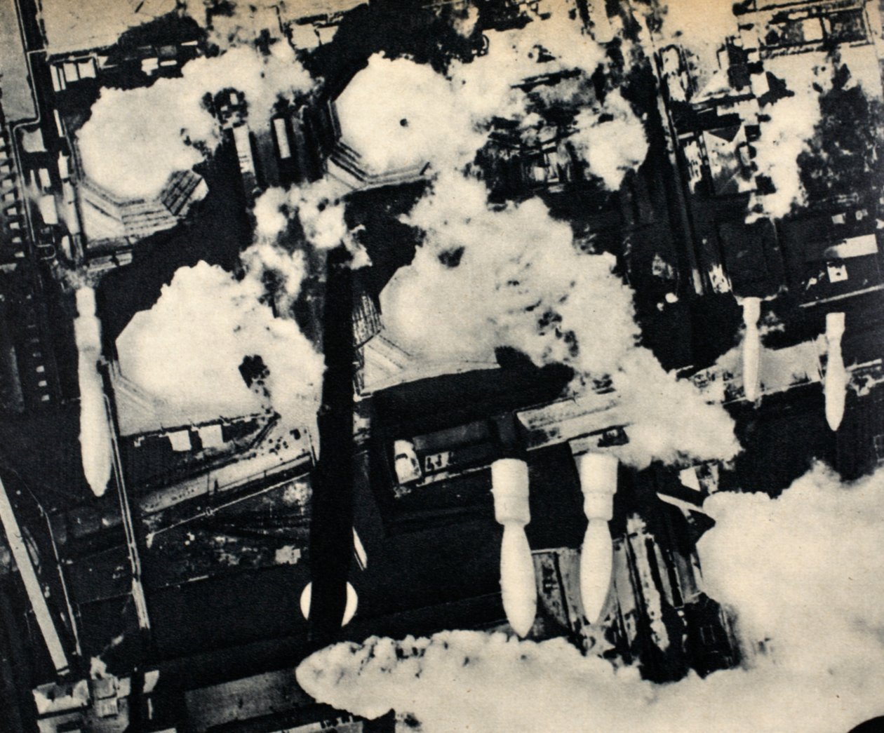 Britische Bomben fallen auf ein Kraftwerk in Köln, 1942-45 von English Photographer