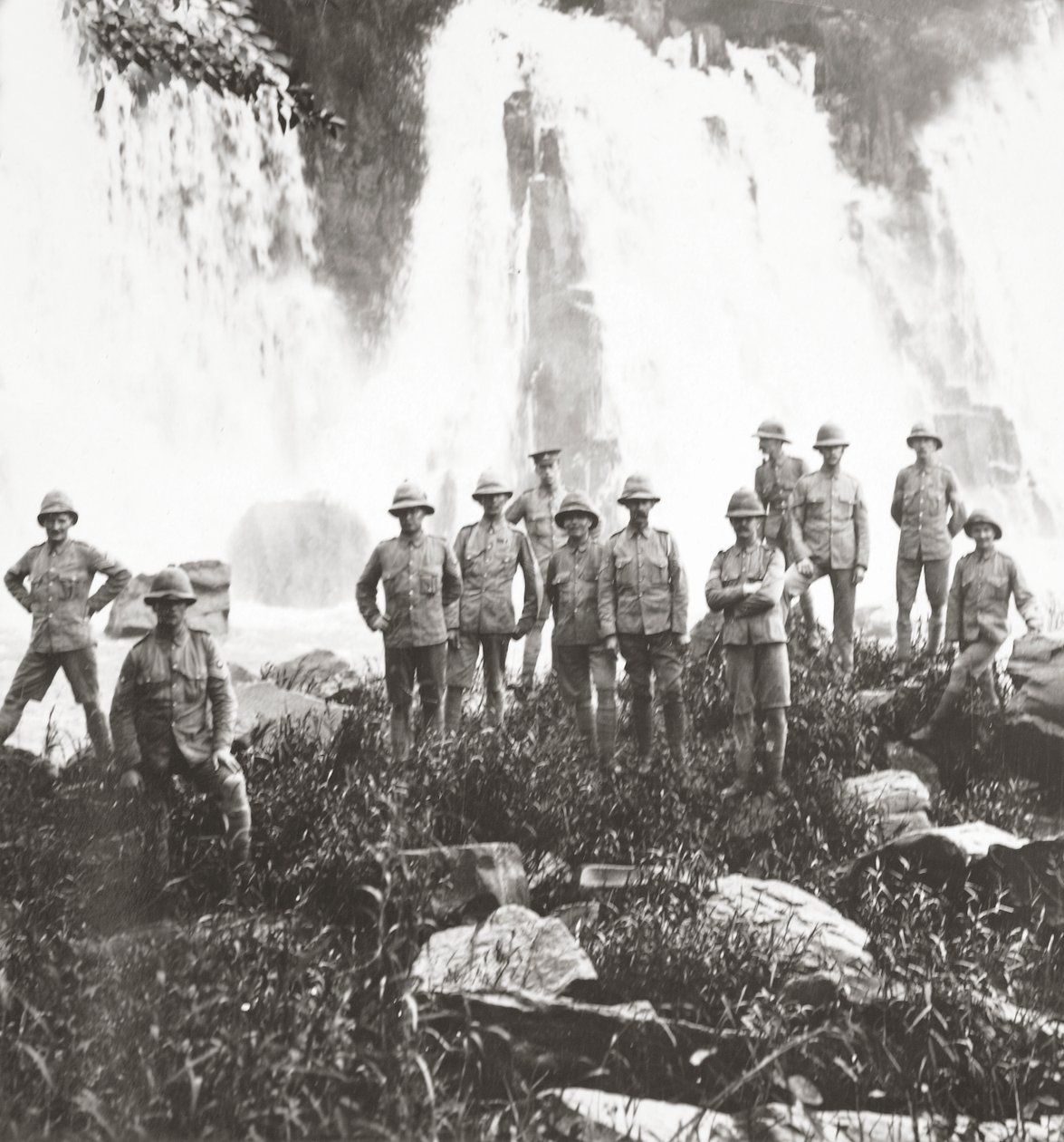 Britische Truppen aus Invasionskolonnen erfrischen sich an einem Wasserfall von English Photographer