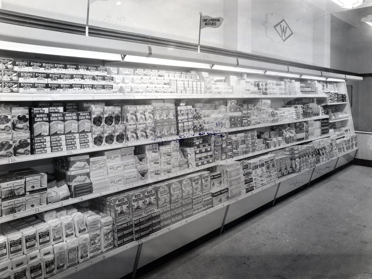 Kuchen- und Puddingmischungs-Gang, Woolworths Laden, 1956 von English Photographer