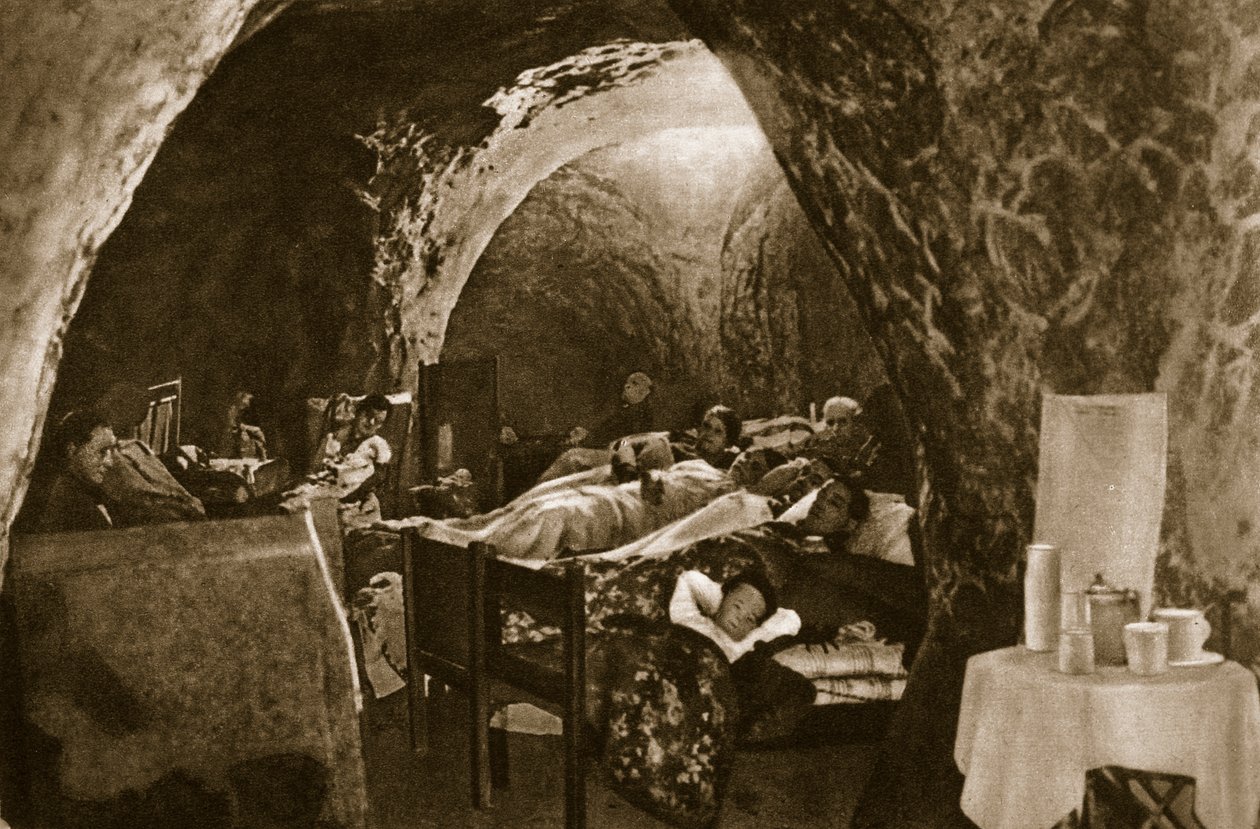Höhlenwohnungen an der englischen Küste, die als Luftschutzbunker genutzt werden, 1940 von English Photographer