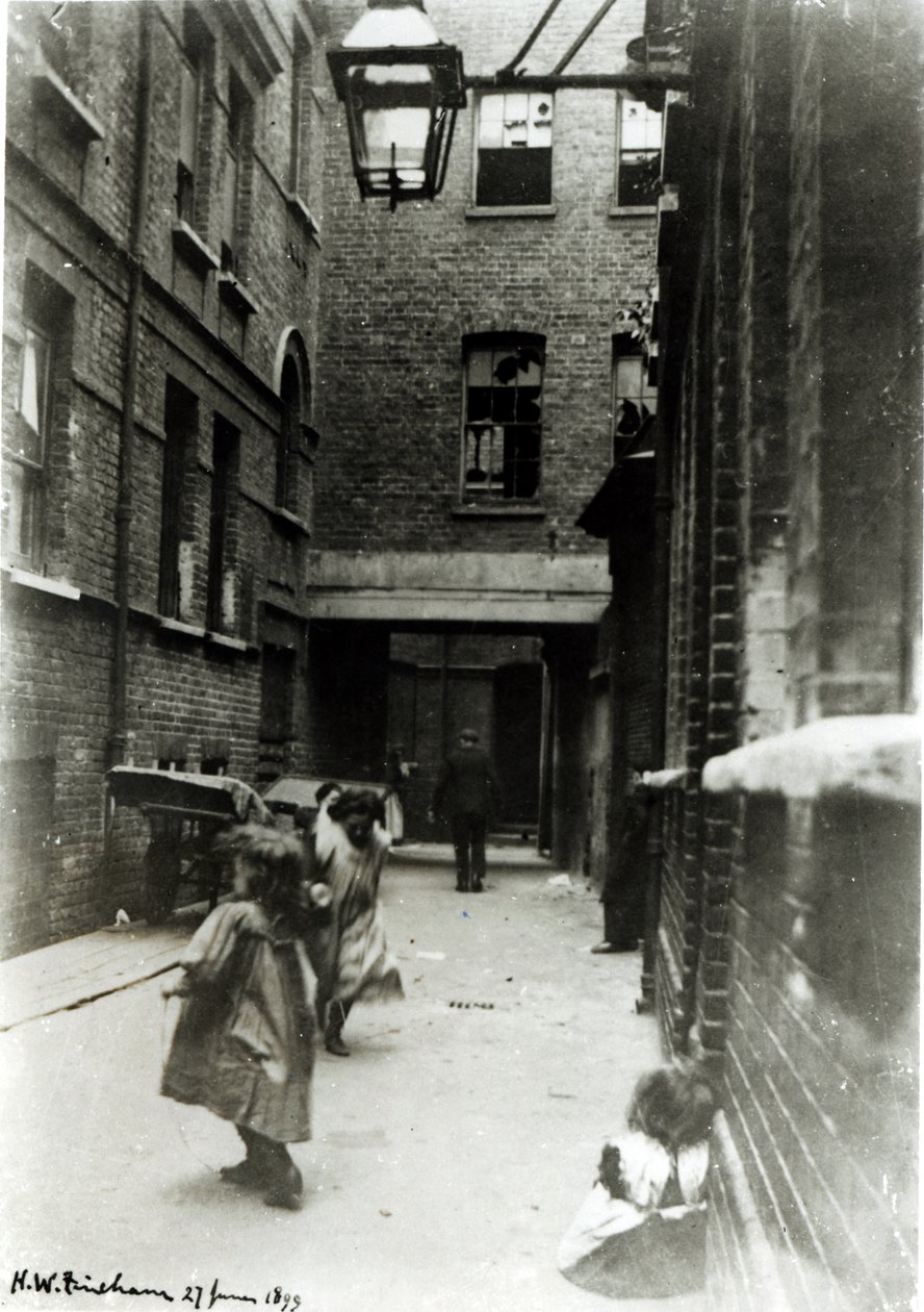 Kinder spielen in einem Slum, 1899 von English Photographer