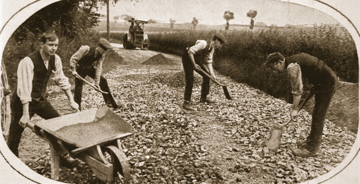Kriegsdienstverweigerer nützlich beschäftigt: Männer des N.C.C. auf einer Militärstraße, Illustration aus The Illustrated War News, 23. August 1917 von English Photographer