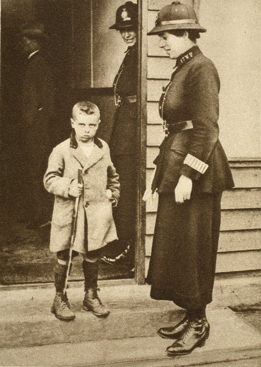 Kind aus dem East End mit einer Polizistin von English Photographer