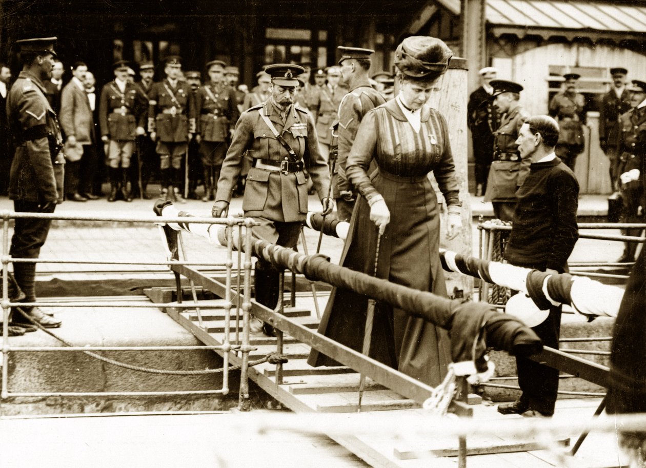 George V und Königin Mary gehen an Bord des Bootes nach Hause von English Photographer