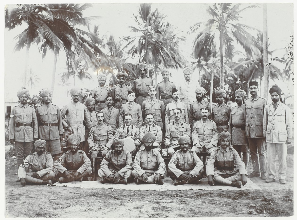 Gruppe der 19. Punjabis in Ostafrika, 1914-15 von English Photographer