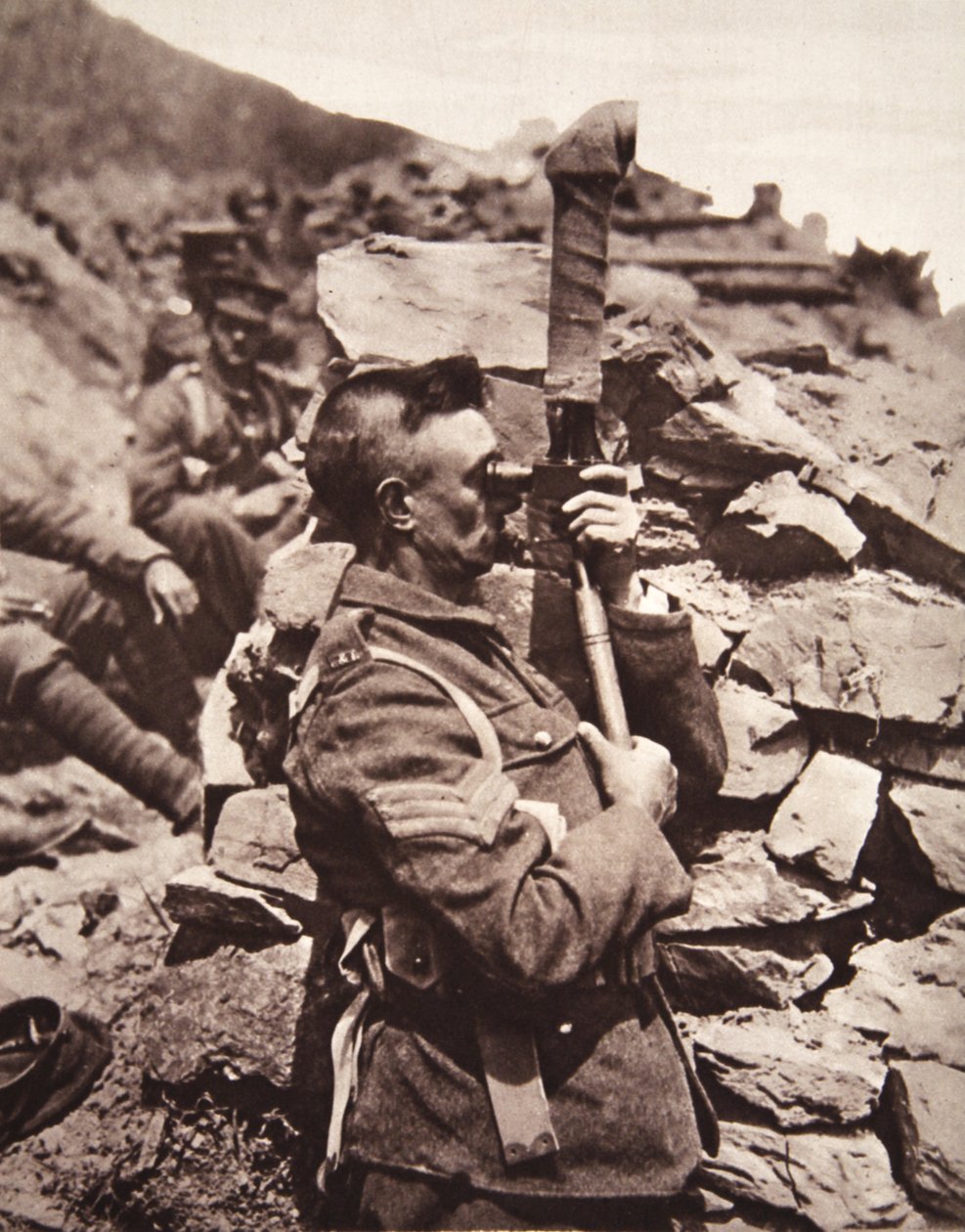 In den britischen Schützengräben bei Saloniki: ein Sergeant benutzt sein Periskop, aus The Illustrated War News, 21. Juni 1916 von English Photographer