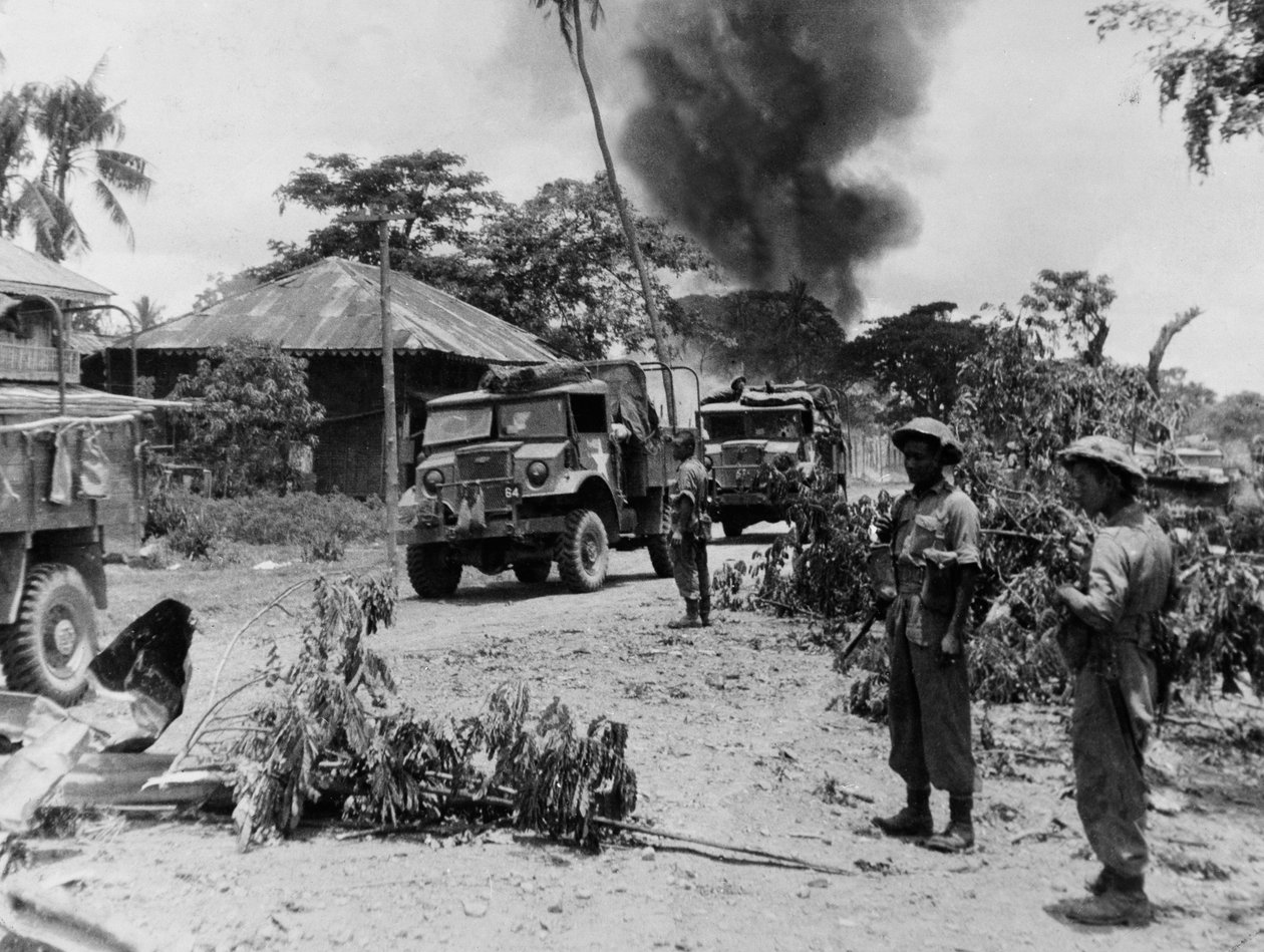 Indische Truppen der 17. Division in Payagyi während der letzten Meilen des Vormarsches auf Rangun, April 1945 von English Photographer