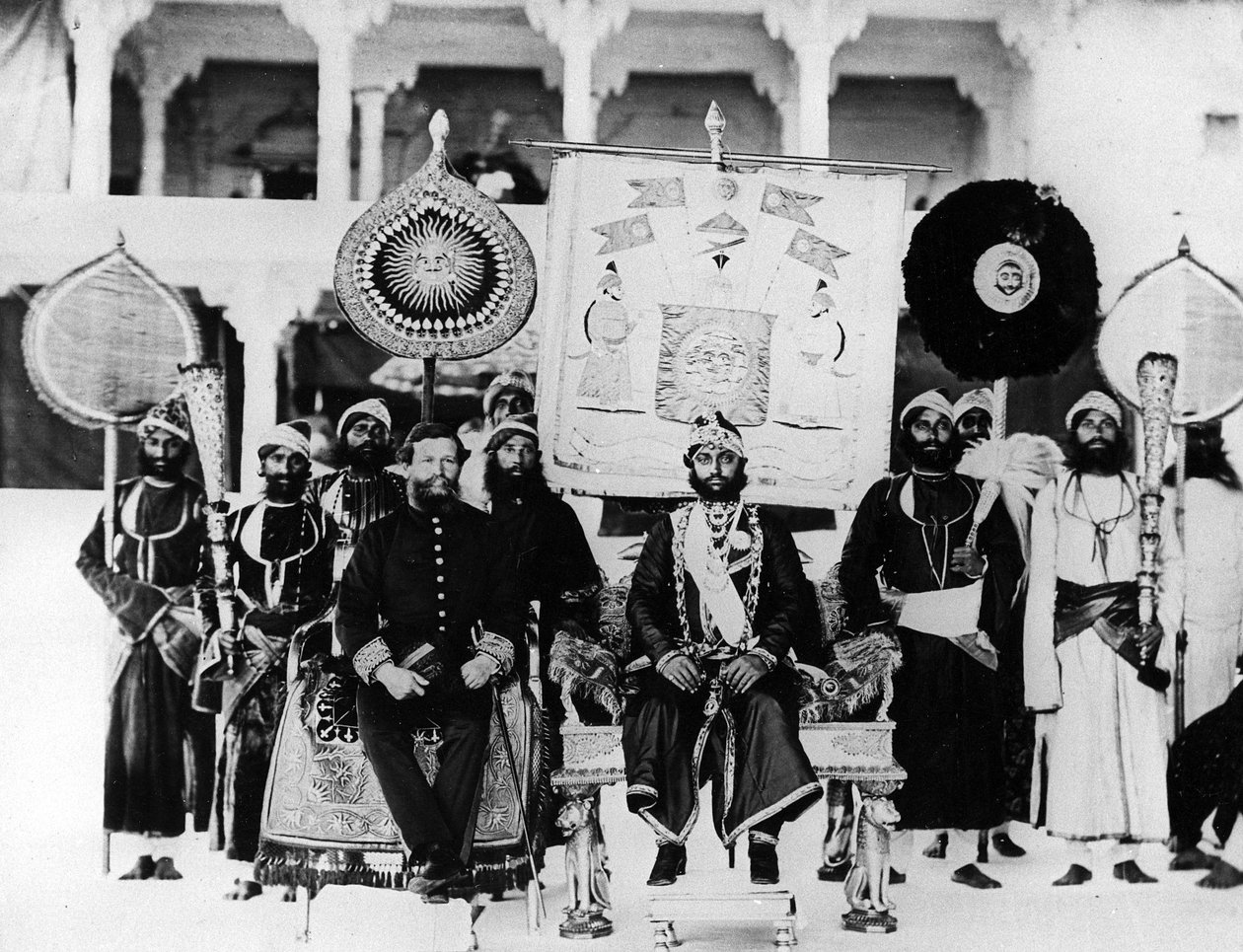 Investitur des Maharana von Udaipur mit dem Stern von Indien, 1871 von English Photographer